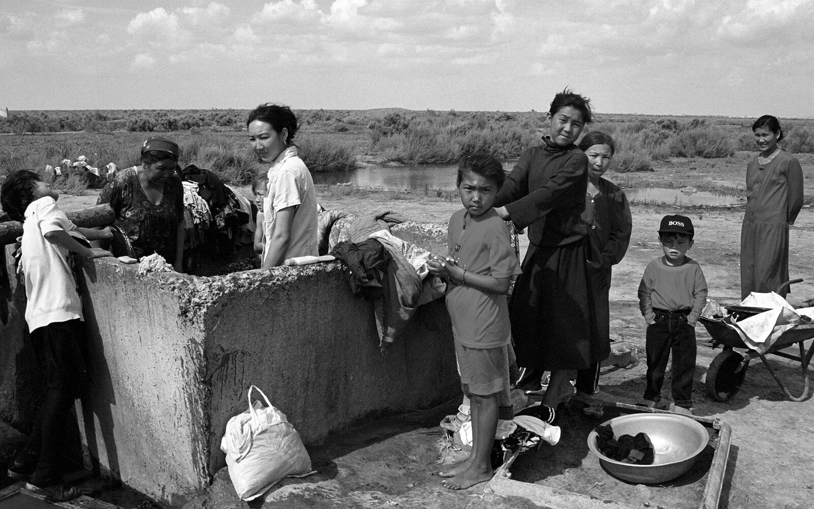 Жители стоят в очереди. Бетонная ёмкость полтора на полтора метра, в которой купаются взрослые и дети, стирают бельё, паласы, моют кастрюли и казаны.