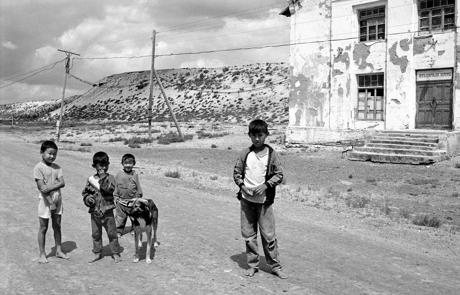 Мы уезжаем, дети нас провожают взглядом.  Посёлок Учсай. Июнь 2002