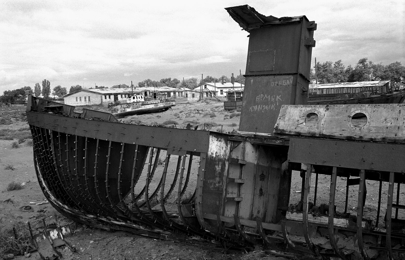 Жители Приаралья с многих кораблей сняли деревянную облицовку, обнажив металлические рёбра, гвозди и болты.   Июнь 2002