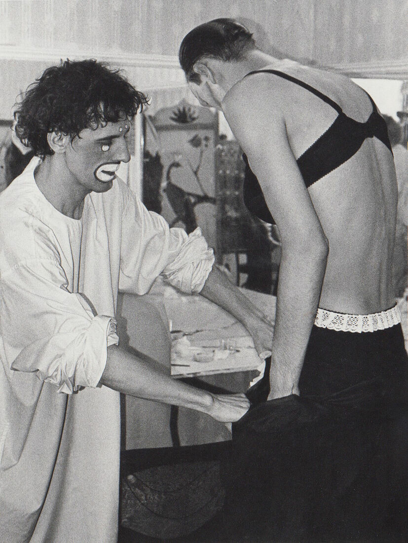 Перед спектаклем "Жизнь масок".   Актёры Олег Луговской и Георгий Дмитриев. Ташкент. 2001