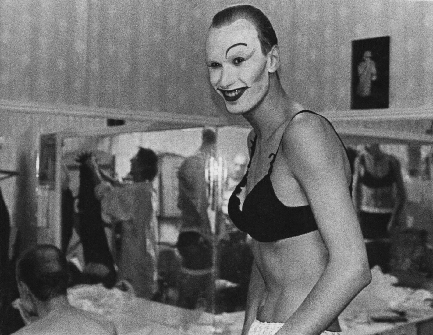 Перед спектаклем "Жизнь масок".   Актёр Георгий Дмитриев. Ташкент. 2001