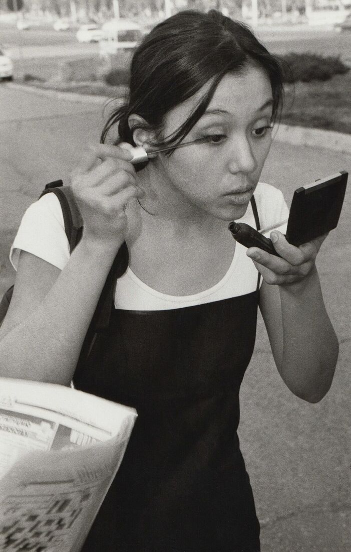 Подготовка к фотосъёмке и интервью для газеты "Зеркало XXI". Ташкент.  Май 2001